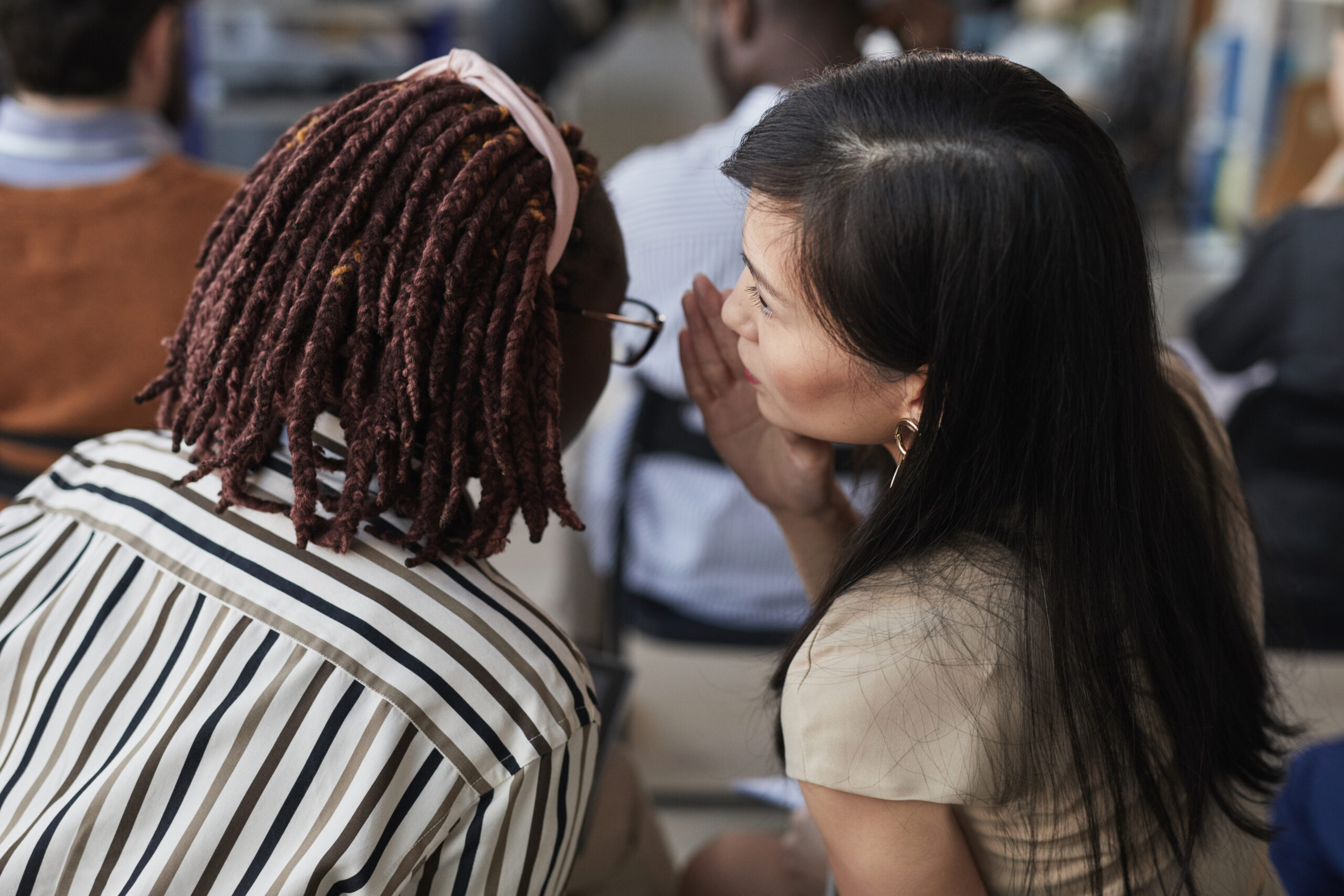 Des collègues de travail se serrent la main en souriant