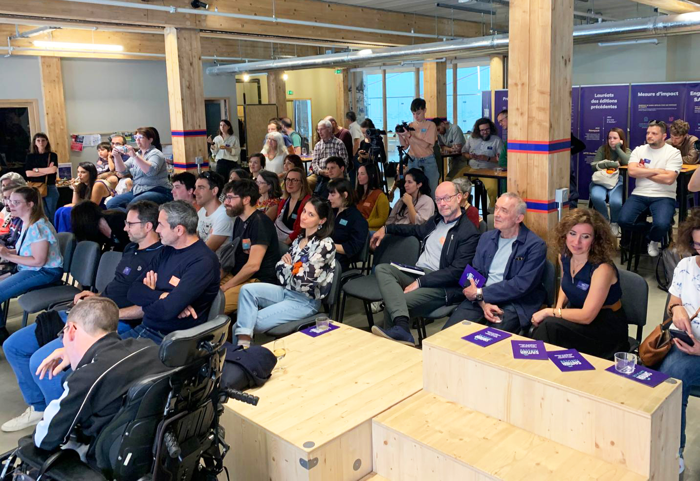 Des collègues de travail se serrent la main en souriant