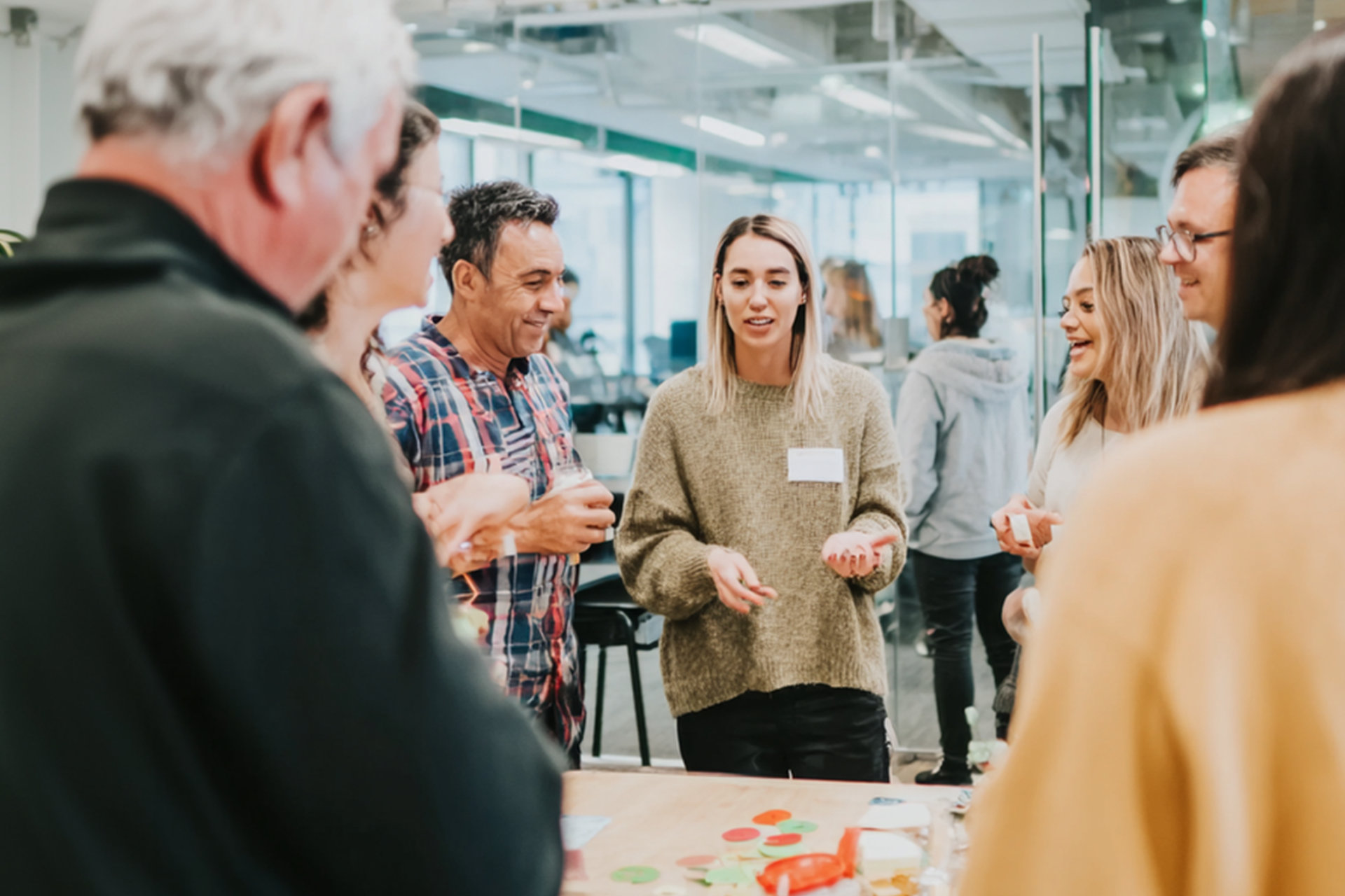 Des collègues de travail se serrent la main en souriant