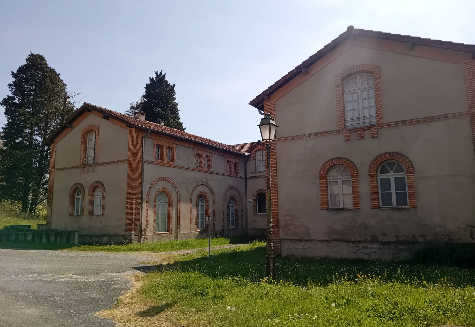 Des personnages se tiennent les mains en cercle