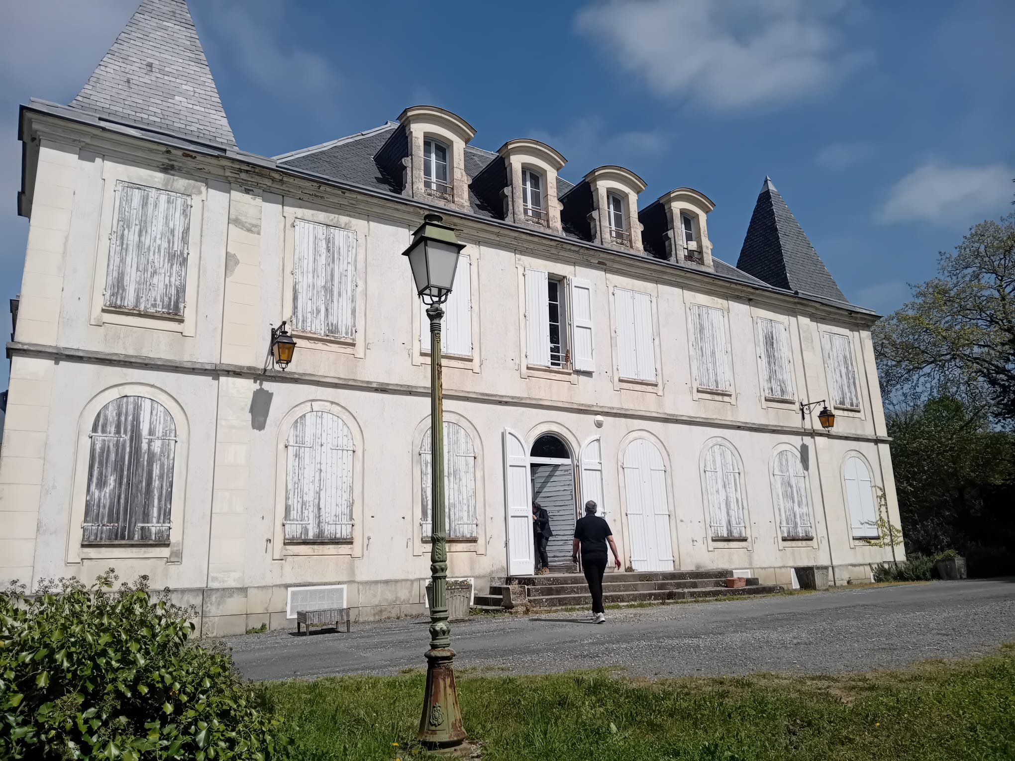 Des personnages se tiennent les mains en cercle