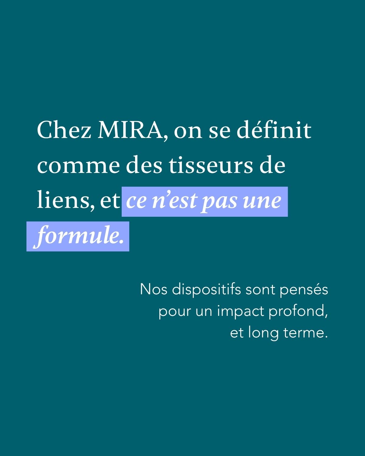 Des personnages se tiennent les mains en cercle