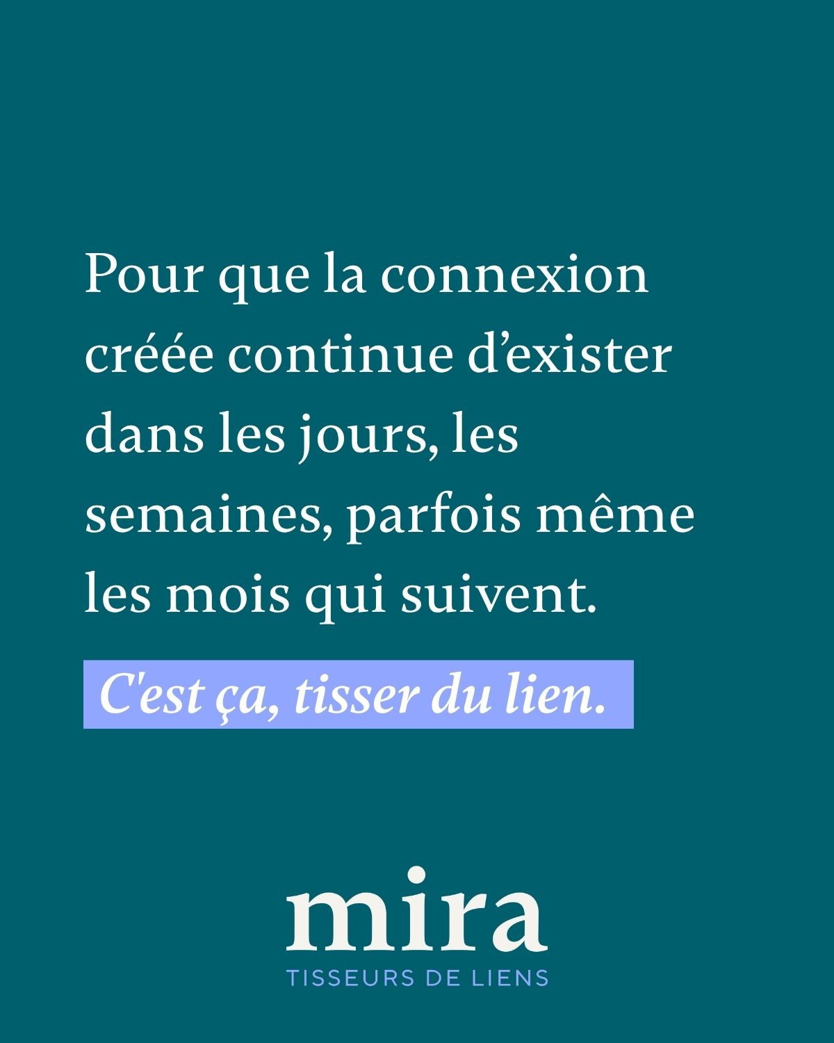 Des personnages se tiennent les mains en cercle